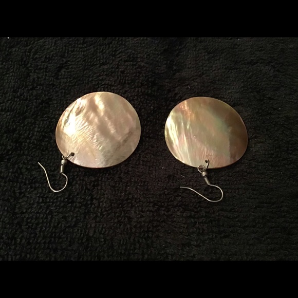 Shell Style Earrings - Picture 3 of 4